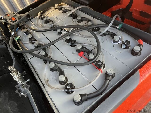 Electric 3-wheel forklift Linde E15-02