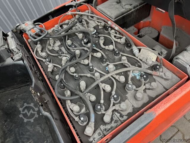 Electric 3-wheel forklift Linde E14-02