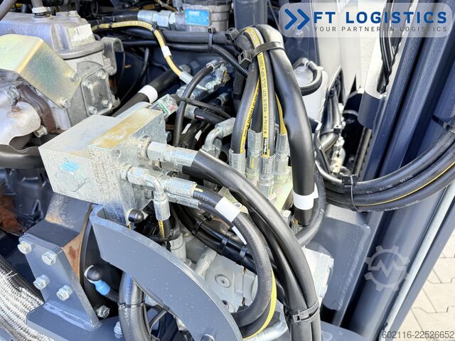Fyrvägstruck Combilift CB2500 GAS TRIPLEX 4900 FORK POSITIONER