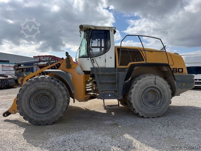 Chargeuse sur pneus LIEBHERR L580 Radlader