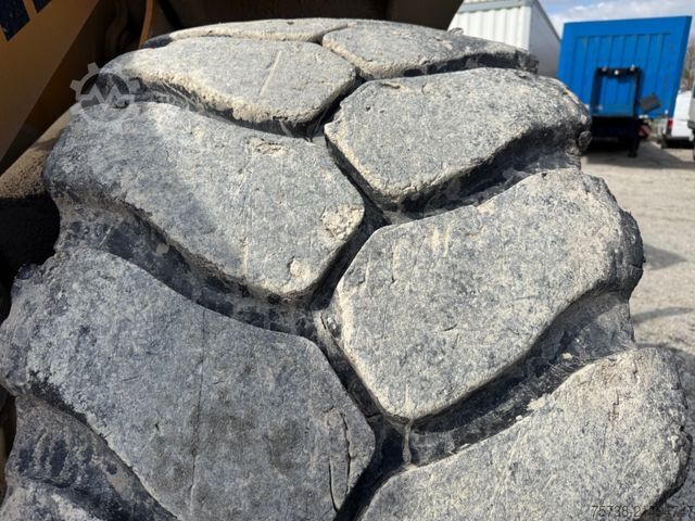 Chargeuse sur pneus LIEBHERR L580 Radlader