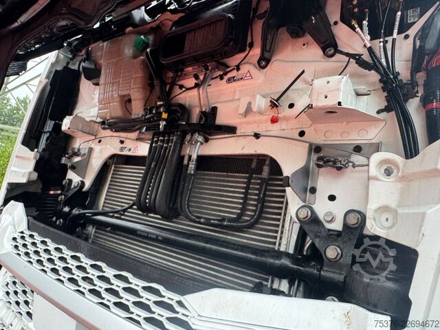 Standard dragbil DAF XG + 480 FT beschädigt / damaged
