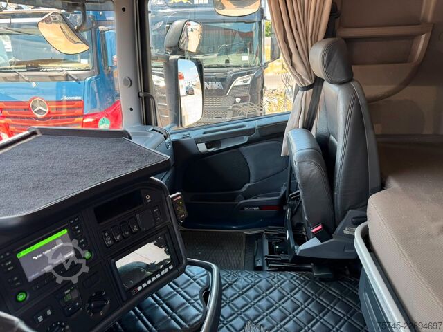 Camión de plataforma SCANIA R 490 * RETARDER * FASSI 14 M * LENK/LIFTACHSE *