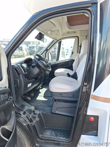 Halvintegrerad husbil BÜRSTNER Limited T 727 G