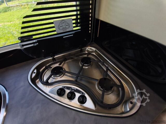 Half-integraal camper CHAUSSON titanium 767 GA Automatik, Hubbett und Längsbett