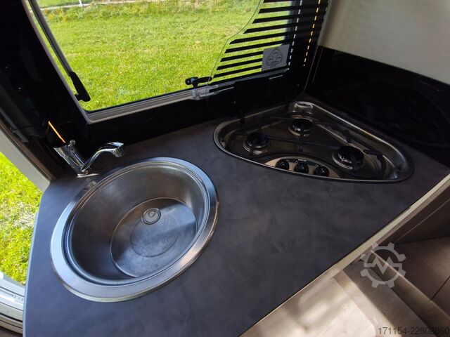 Half-integraal camper CHAUSSON titanium 767 GA Automatik, Hubbett und Längsbett