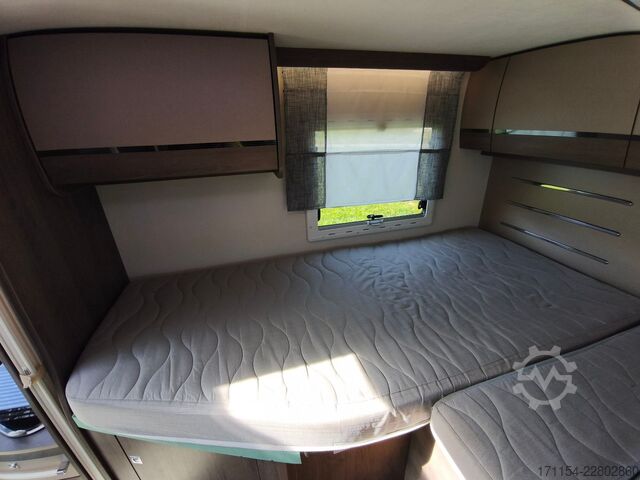 Half-integraal camper CHAUSSON titanium 767 GA Automatik, Hubbett und Längsbett