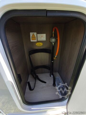 Half-integraal camper CHAUSSON titanium 767 GA Automatik, Hubbett und Längsbett