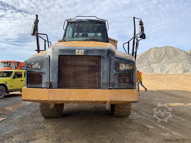 Kloubový sklápěč Caterpillar 735B