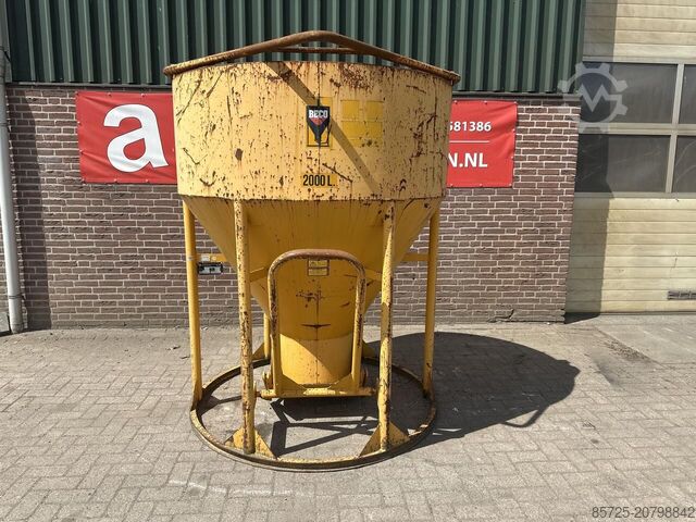Bucket betonstortkubel staand rond onderlosser - Gebruikt