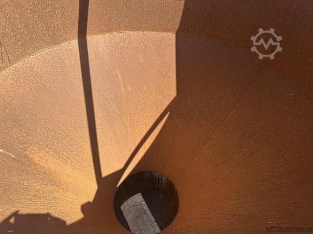 Bucket betonstortkubel staand rond onderlosser - Gebruikt