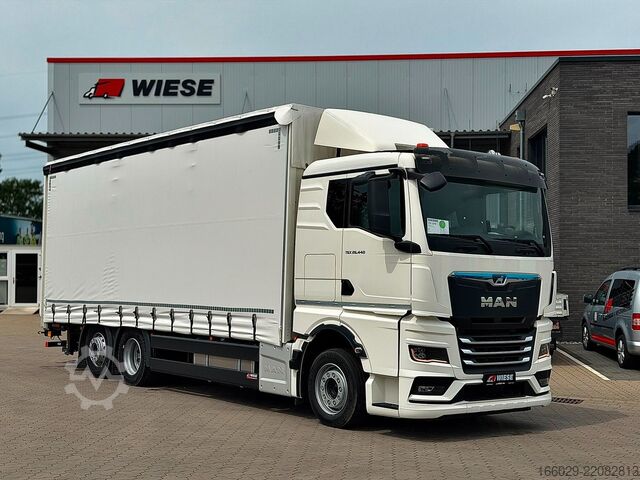 Autotransporter MAN TGX 26.440 6x2 mit Schwerlast-Ladebordwand Rampe