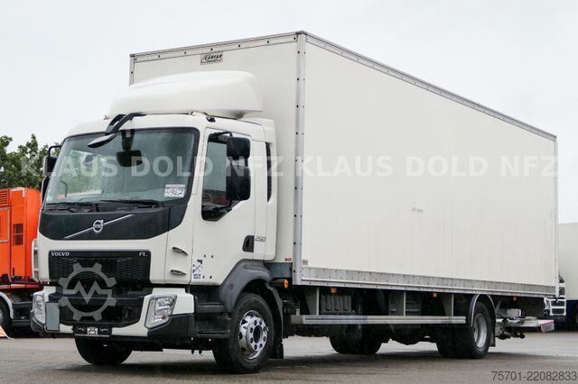 Vrachtwagen met bakwagen VOLVO FL 250 Koffer Rolltor LBW Euro 6