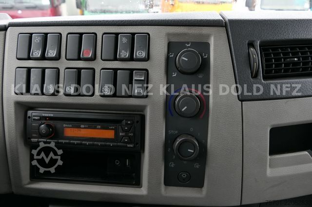 Vrachtwagen met bakwagen VOLVO FL 250 Koffer Rolltor LBW Euro 6