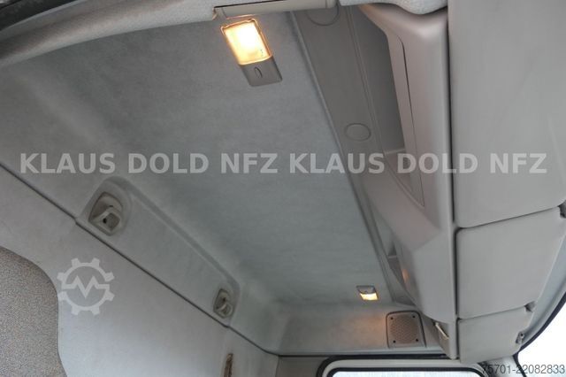 Vrachtwagen met bakwagen VOLVO FL 250 Koffer Rolltor LBW Euro 6