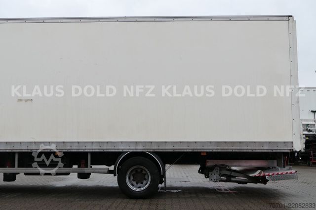 Vrachtwagen met bakwagen VOLVO FL 250 Koffer Rolltor LBW Euro 6