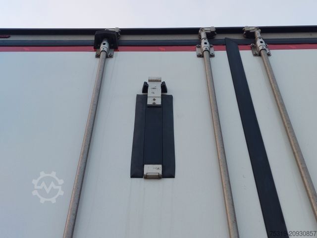 Hűtő félpótkocsi SCHMITZ CARGOBULL SKO24 ThermoKing SLXi 300
