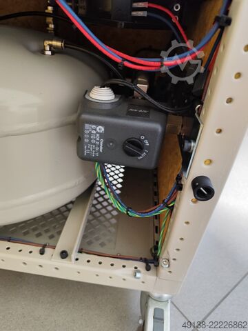 Piston compressor, oil-free in soundproof enclosure JUN-AIR 2000-25M
