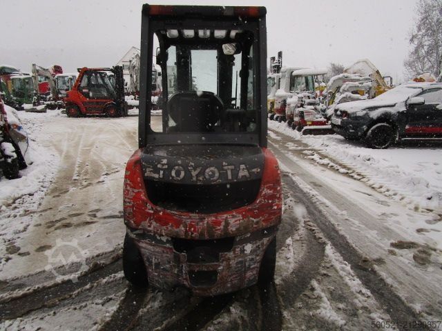 Diesel Forklift Toyota 8FDF25 - Triplex 4,7m -Zinkenversteller+Seitenschi