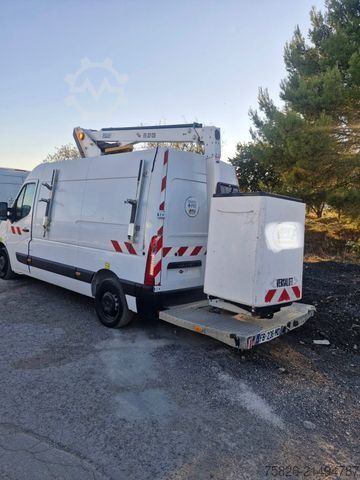Platformă de lucru montată pe camion RENAULT Master Hubarbeitsbühne