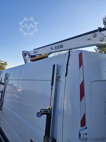 Platformă de lucru montată pe camion RENAULT Master Hubarbeitsbühne