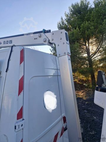 Platformă de lucru montată pe camion RENAULT Master Hubarbeitsbühne