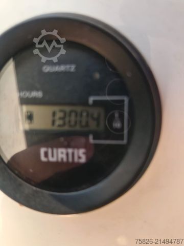 Platformă de lucru montată pe camion RENAULT Master Hubarbeitsbühne