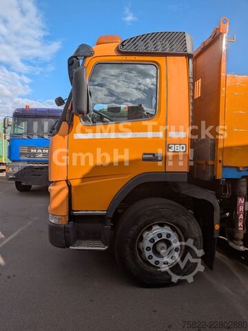 Vrachtauto met open laadbak VOLVO FM12-380 / 8X4 / 28m Hiab Kran / WINCH