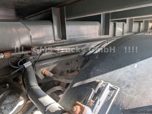 Vrachtauto met open laadbak VOLVO FM12-380 / 8X4 / 28m Hiab Kran / WINCH