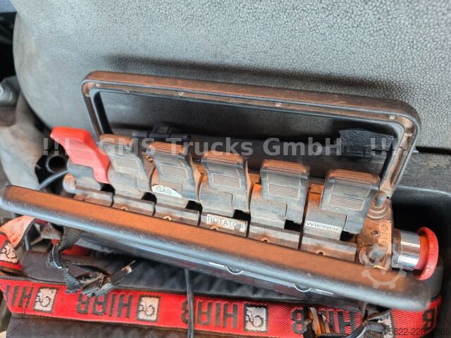 Vrachtauto met open laadbak VOLVO FM12-380 / 8X4 / 28m Hiab Kran / WINCH