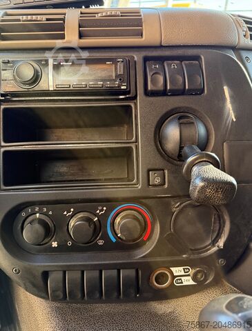 Caminhão com carroceria fixa DAF CF 75.360