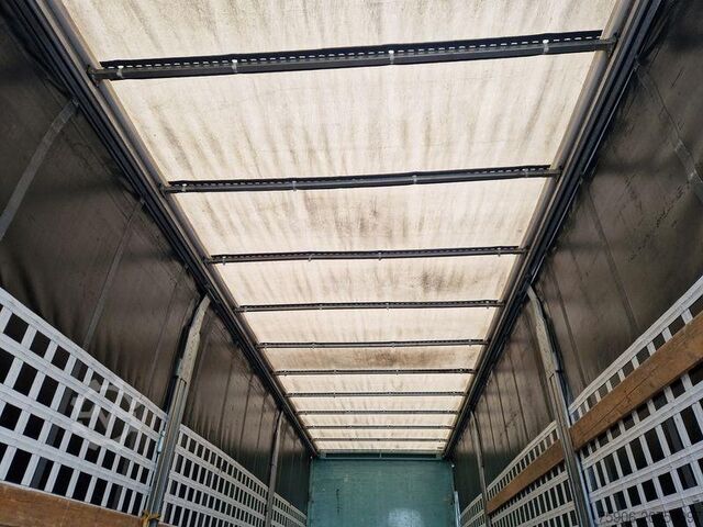 Trucks with flatbed & tarpaulin Volvo FH