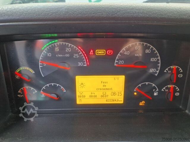 Trucks with flatbed & tarpaulin Volvo FH