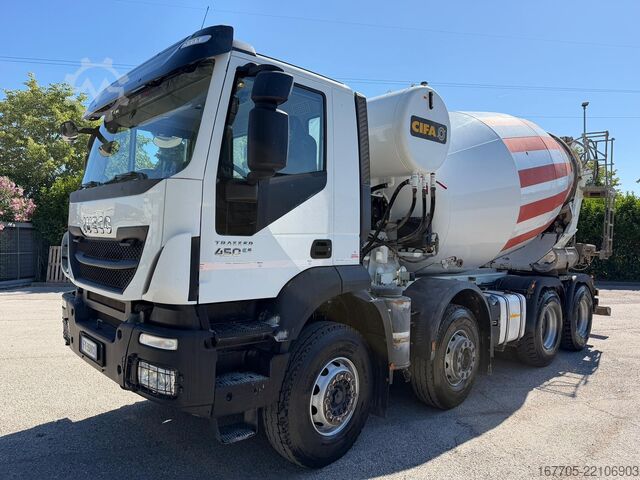 Betonszállító teherautó Iveco Trakker 450