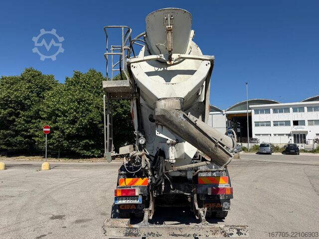 Betonszállító teherautó Iveco Trakker 450
