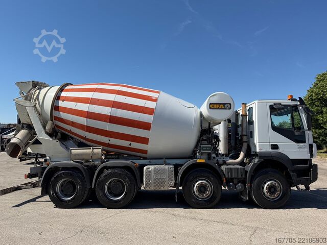 Betonszállító teherautó Iveco Trakker 450