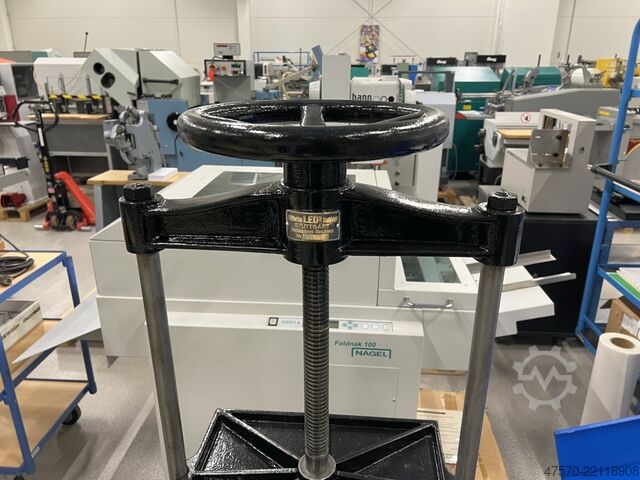 Mašina za povezivanje knjiga Screw bookbinding press 40×30 with base