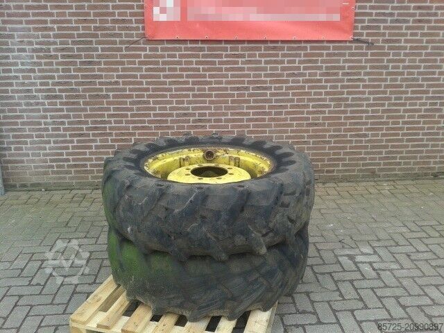 Rad mit Reifen Pirelli 