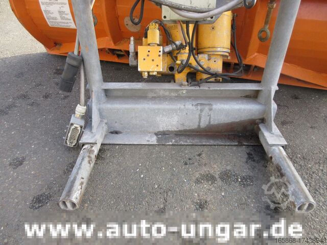 Gemeentelijk voertuig Pfau LBS 160 Anbauträger Schneepflug Winter