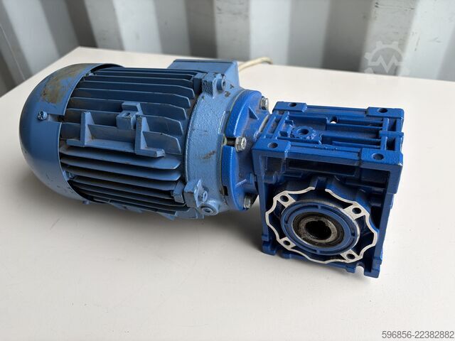  Motoreduktor Lenze GSN04-1NHAR silnik DERA071-32 0,37 kW 133 obr./min 22,6 Nm i=10 IP55 230/400 V Motoreduktor Lenze GSN04-1NHAR silnik DERA071-32 0,37 kW 133 obr./min 22,6 Nm i=10 IP55 230/400 V
