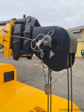 Samojezdny żuraw samochodowy G. Manghi P80