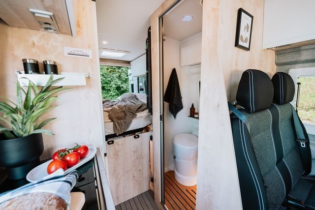 Kamper kombi CLEVER Runner Active Automat 180PS Hubbett Lithium