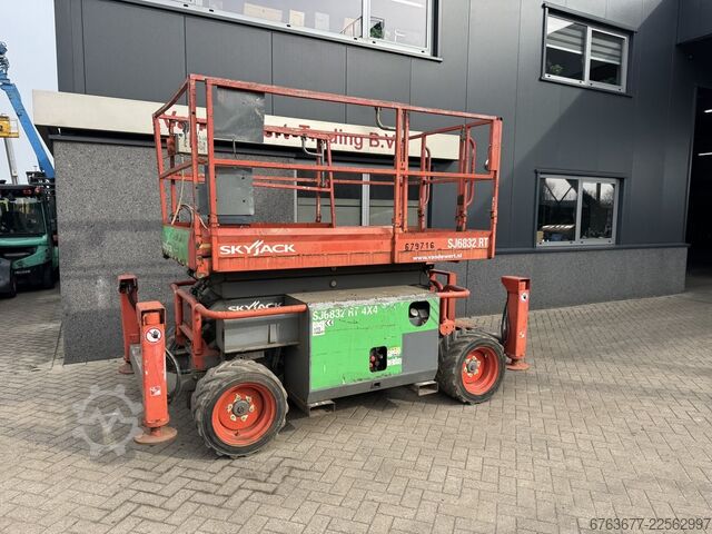 Skyjack SJ 6832RT Podnośnik nożycowy / Nożycowy / Platforma robocza 2015 4X4 Kubota Diesel 12M SKYJACK SJ 6832RT Schaarhoogwerker / Scissor / Arbeitsbuhne 2015 4X4 Kubota Diesel 12M