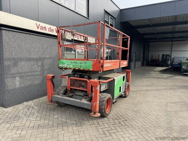 Skyjack SJ 6832RT Podnośnik nożycowy / Nożycowy / Platforma robocza 2015 4X4 Kubota Diesel 12M SKYJACK SJ 6832RT Schaarhoogwerker / Scissor / Arbeitsbuhne 2015 4X4 Kubota Diesel 12M