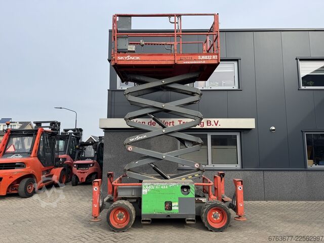 Skyjack SJ 6832RT Podnośnik nożycowy / Nożycowy / Platforma robocza 2015 4X4 Kubota Diesel 12M SKYJACK SJ 6832RT Schaarhoogwerker / Scissor / Arbeitsbuhne 2015 4X4 Kubota Diesel 12M