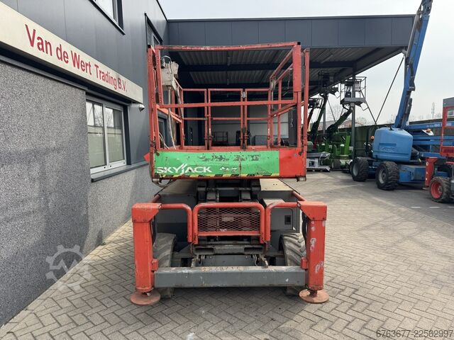 Skyjack SJ 6832RT Podnośnik nożycowy / Nożycowy / Platforma robocza 2015 4X4 Kubota Diesel 12M SKYJACK SJ 6832RT Schaarhoogwerker / Scissor / Arbeitsbuhne 2015 4X4 Kubota Diesel 12M