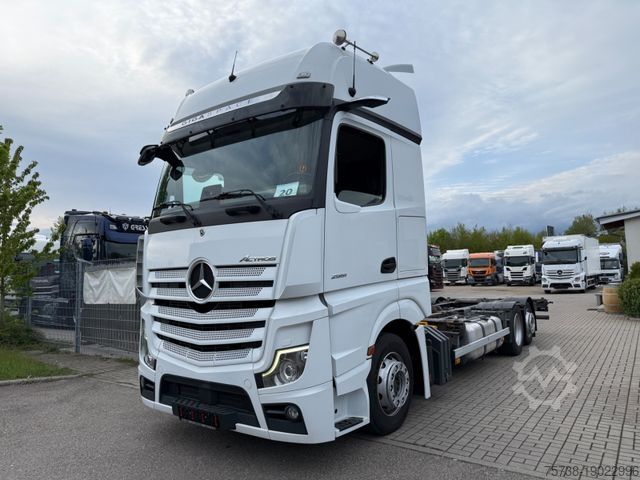 Kamion sa zamjenjivom nadogradnjom MERCEDES-BENZ Actros 2551 BDF/GigaSpace/Retarder/SoloStar/Navi