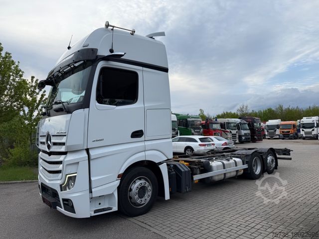 Kamion sa zamjenjivom nadogradnjom MERCEDES-BENZ Actros 2551 BDF/GigaSpace/Retarder/SoloStar/Navi