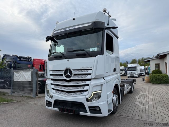 Kamion sa zamjenjivom nadogradnjom MERCEDES-BENZ Actros 2551 BDF/GigaSpace/Retarder/SoloStar/Navi