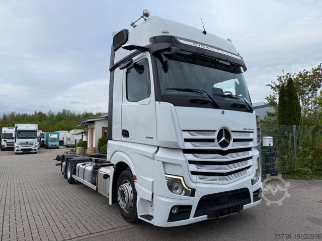 Kamion sa zamjenjivom nadogradnjom MERCEDES-BENZ Actros 2551 BDF/GigaSpace/Retarder/SoloStar/Navi